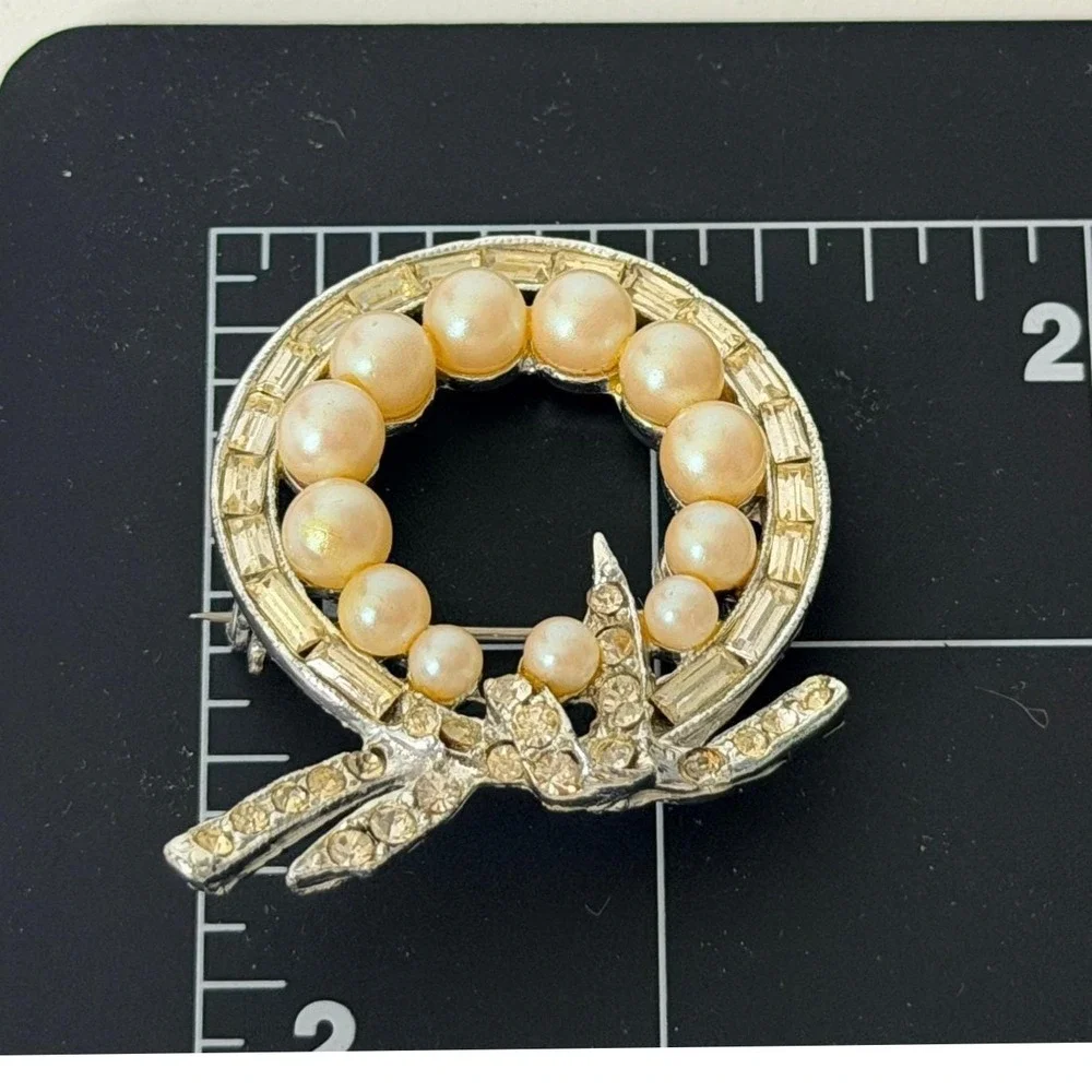 Faux Pearl Brooch Wreath Bow Rhinestone Silver Tone Pin Mid‎ Century MCM Vintage